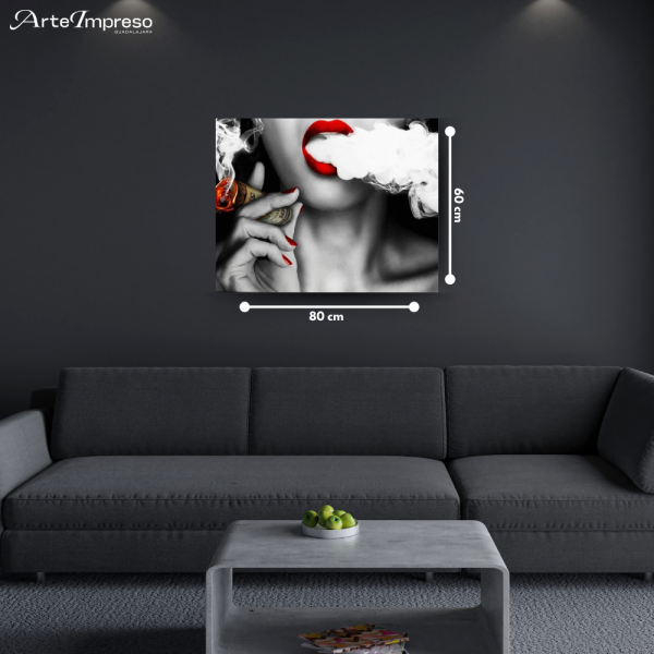 Humo saliendo de labios rojos