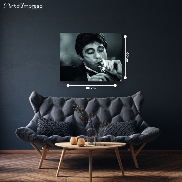 Tony Montana en blanco y negro, con un cigarro