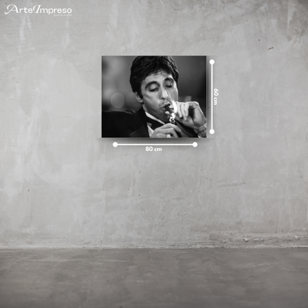 Tony Montana prendiendo un cigarro